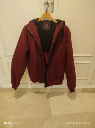 Chaqueton burdeos con capucha para hombre