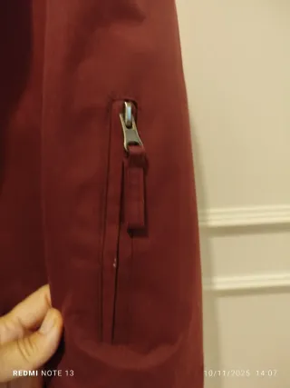 Chaqueton burdeos con capucha para hombre