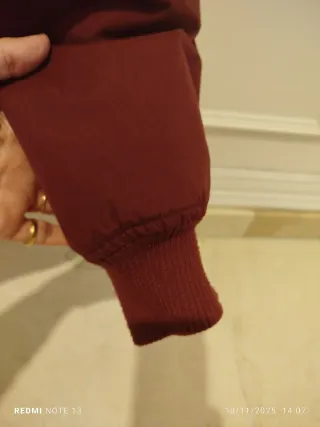 Chaqueton burdeos con capucha para hombre