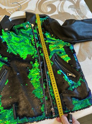 Cazadora polipiel lentejuelas verde y negro