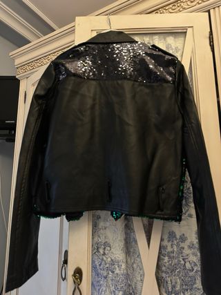 Cazadora polipiel lentejuelas verde y negro