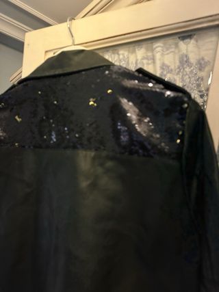 Cazadora polipiel lentejuelas verde y negro