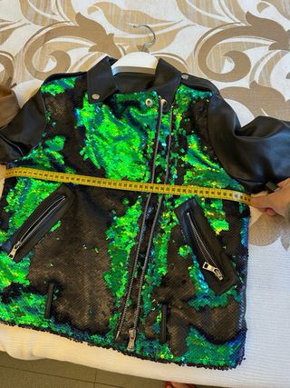 Cazadora polipiel lentejuelas verde y negro