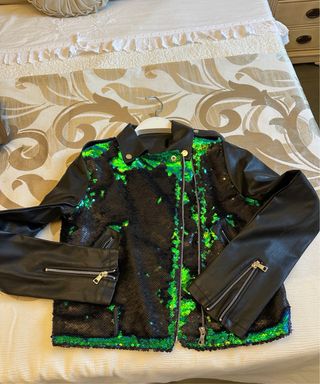 Cazadora polipiel lentejuelas verde y negro