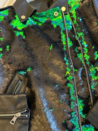 Cazadora polipiel lentejuelas verde y negro