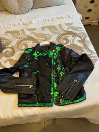 Cazadora polipiel lentejuelas verde y negro