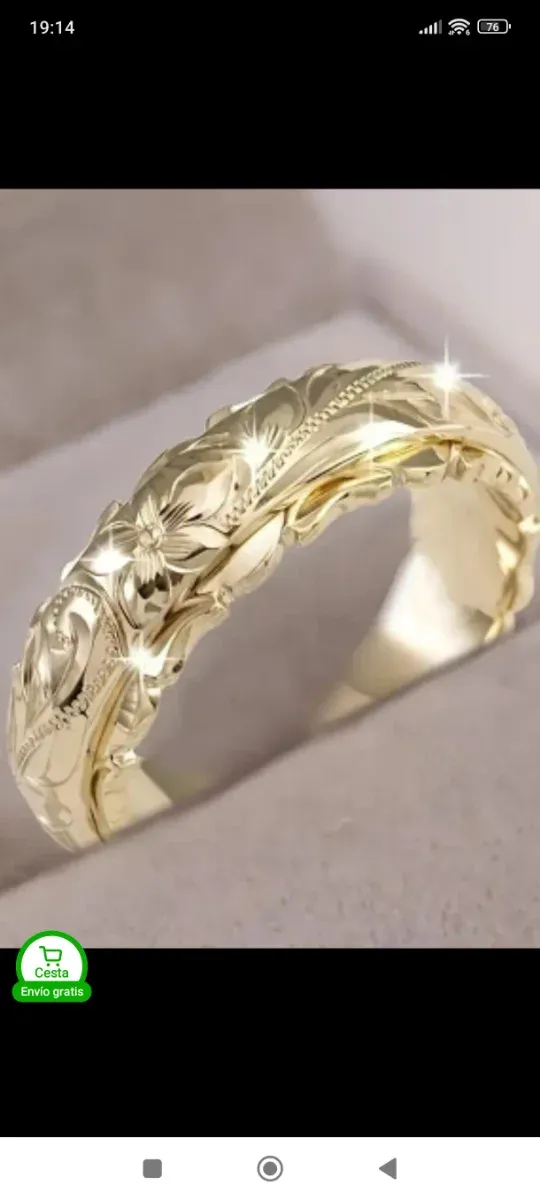 Anillo dorado con diseño floral