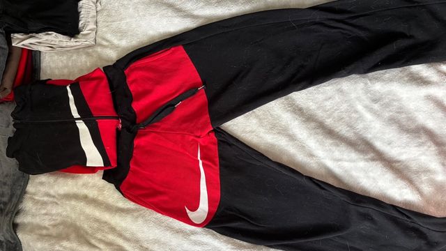 Conjunto deportivo Nike negro y rojo