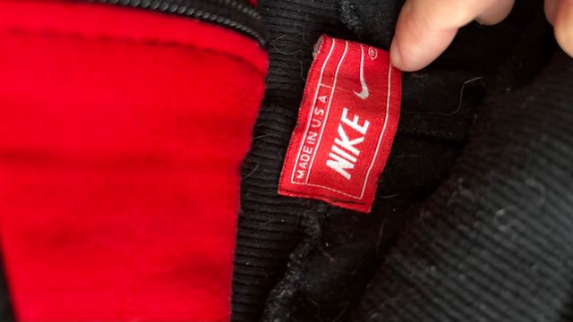 Conjunto deportivo Nike negro y rojo