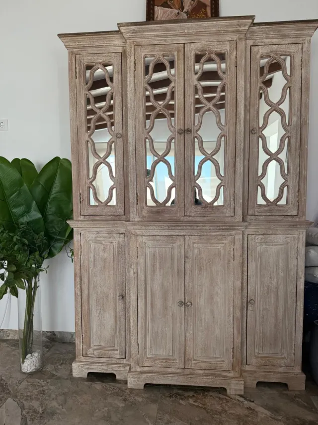 Vitrina de madera con puertas de cristal