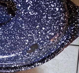 Tegame e friggitrice smaltati blu e bianchi