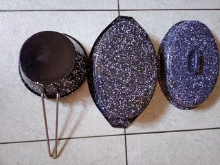 Tegame e friggitrice smaltati blu e bianchi