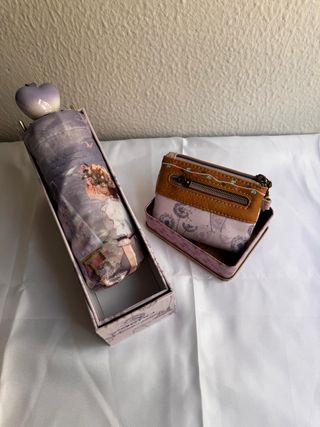 Cartera y paraguas con diseño