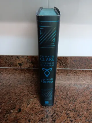 Ciudad de hueso. Cazadores de sombras 1. Edició...