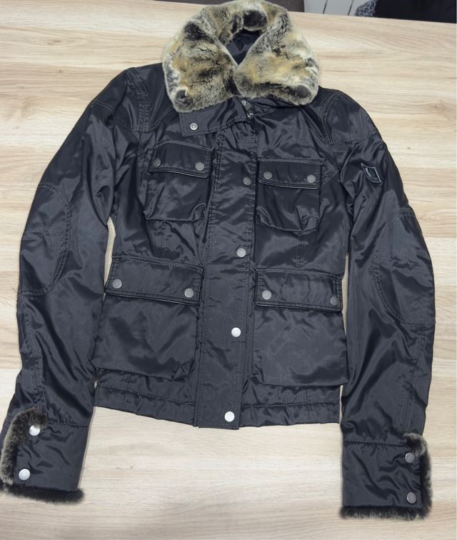 Cazadora negra con cuello y puños de pelo