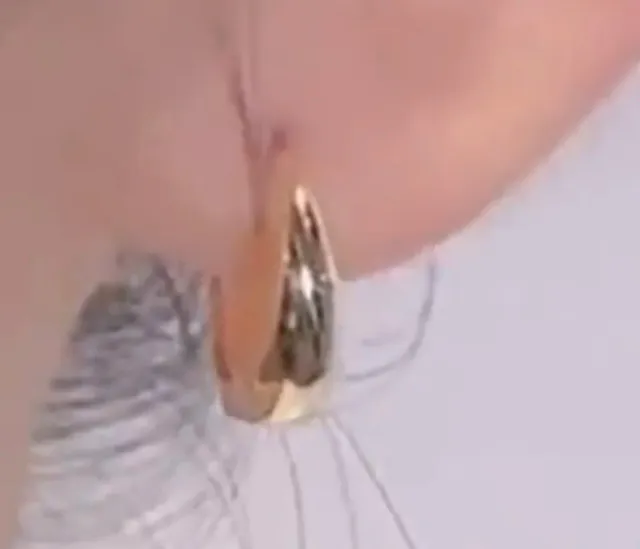 Pendientes dorados pequeños