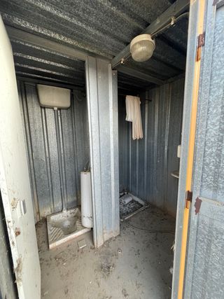 Barracón obra WC naranja