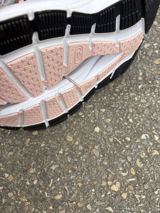 Zapatillas running grises y rosas