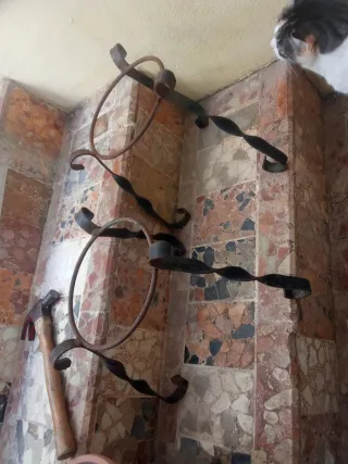 Scaffali da terra in ferro battuto, diametro 20 cm.