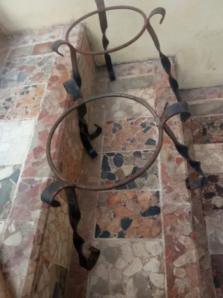 Scaffali da terra in ferro battuto, diametro 20 cm.