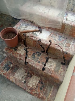 Scaffali da terra in ferro battuto, diametro 20 cm.