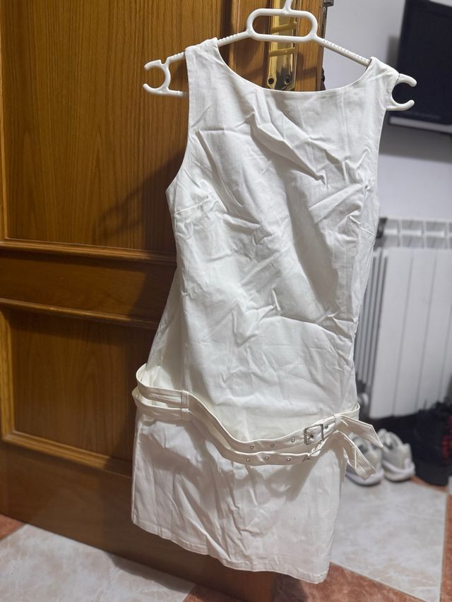 Vestido corto blanco con cinturón