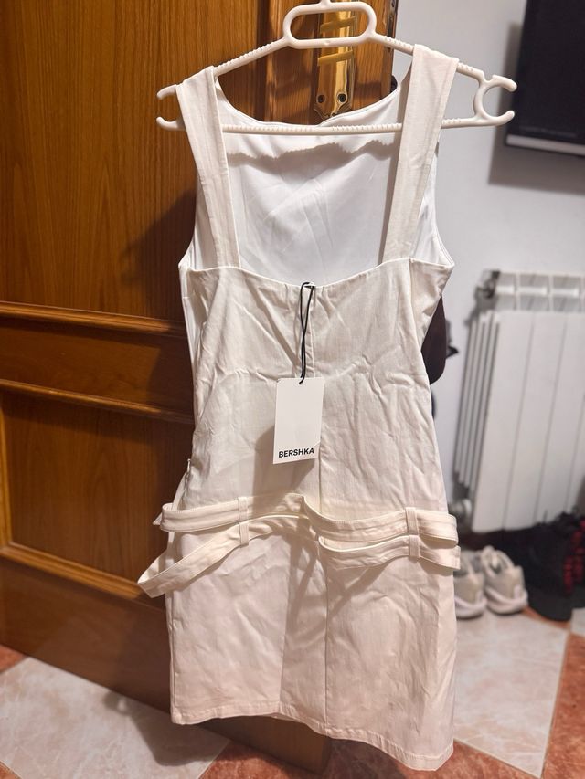 Vestido corto blanco con cinturón