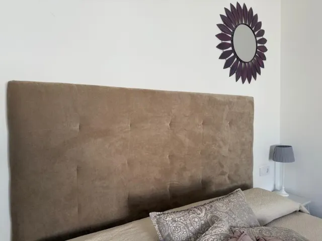 Cabecero de tela marrón y morado