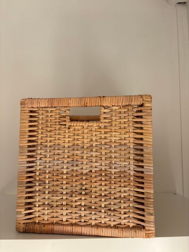 Cesta de ratán tejida