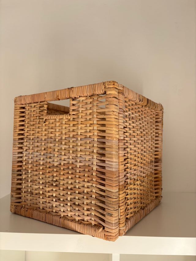 Cesta de ratán tejida