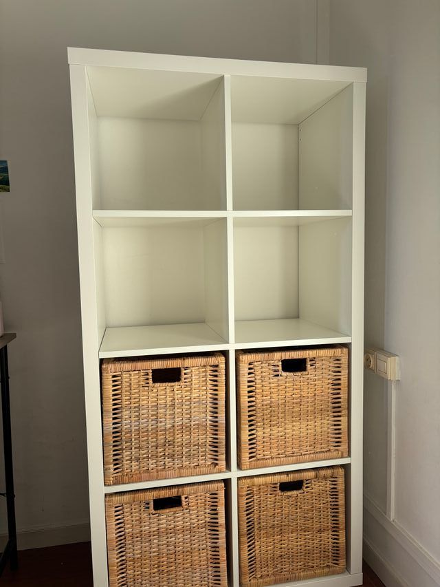 Cesta de ratán tejida