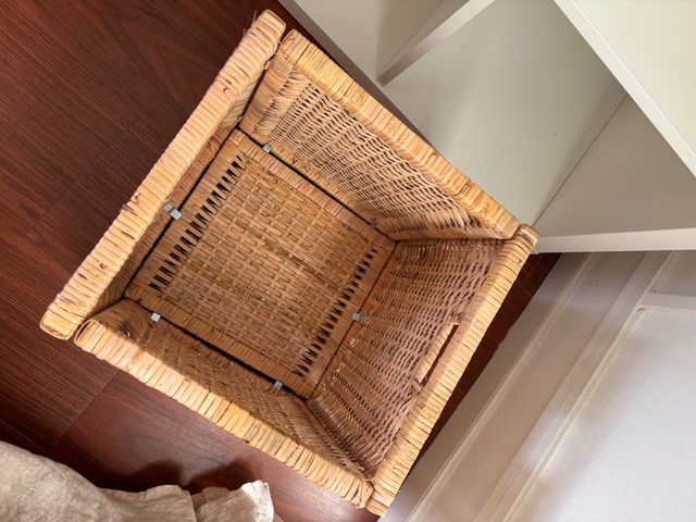 Cesta de ratán tejida