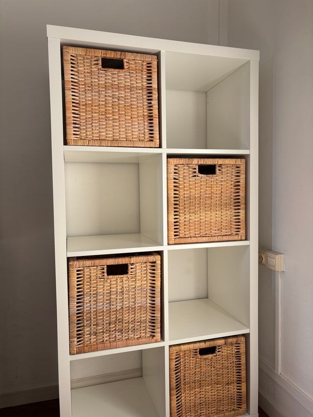 Cesta de ratán tejida