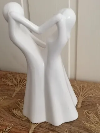 Statuina coppia che danza in ceramic a