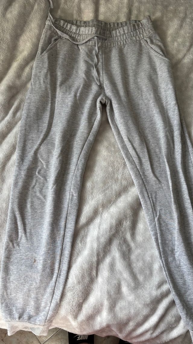 Pantalones grises deportivos