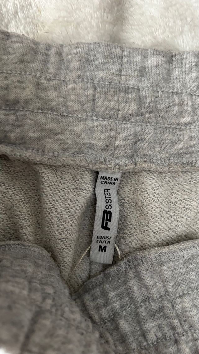 Pantalones grises deportivos