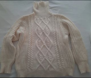 Jersey de punto beige con cuello alto