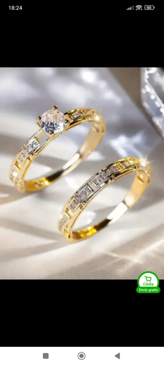 Dos anillos dorados con detalles plateados