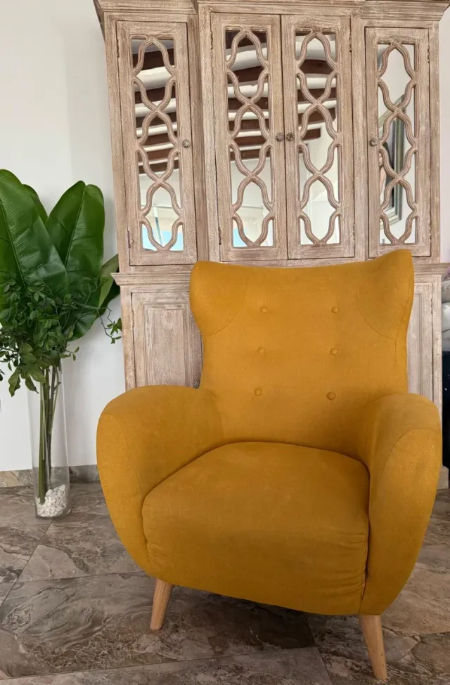 Sillón amarillo de tela