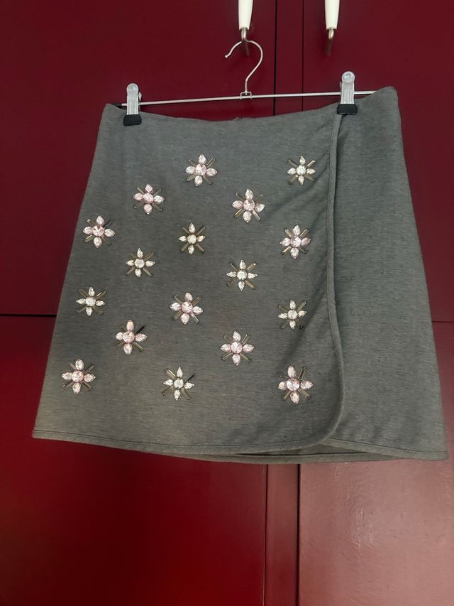 Falda gris con pedrería
