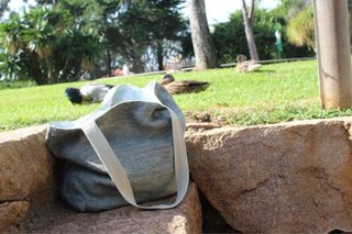 Bolsa de tecido verde e bege