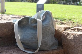 Bolsa de tecido verde e bege