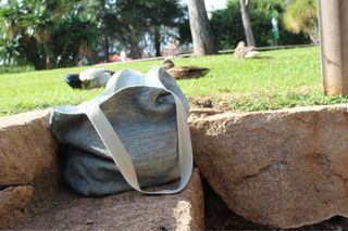 Bolsa de tecido verde e bege