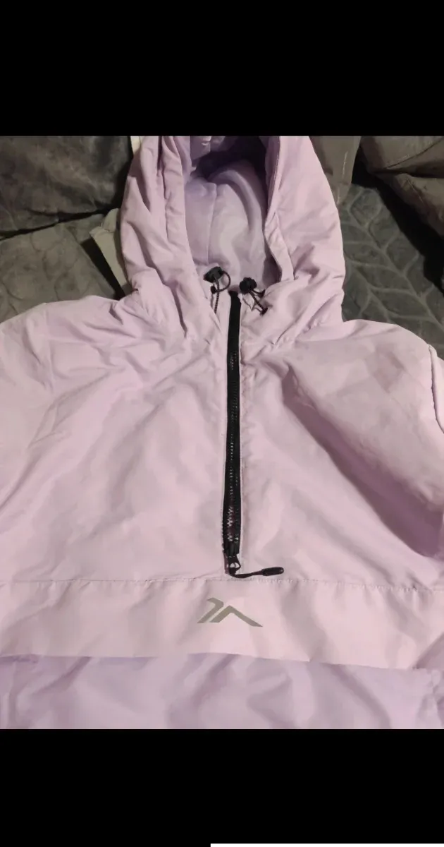 Abrigo con capucha y cremallera