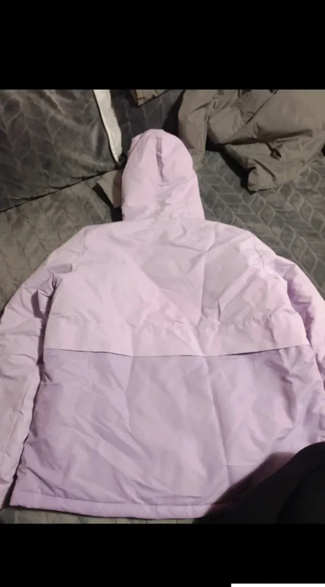 Abrigo con capucha y cremallera