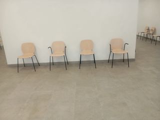 Sillas de madera y metal