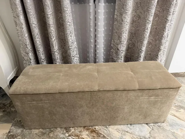Banqueta tapizada beige con almacenaje