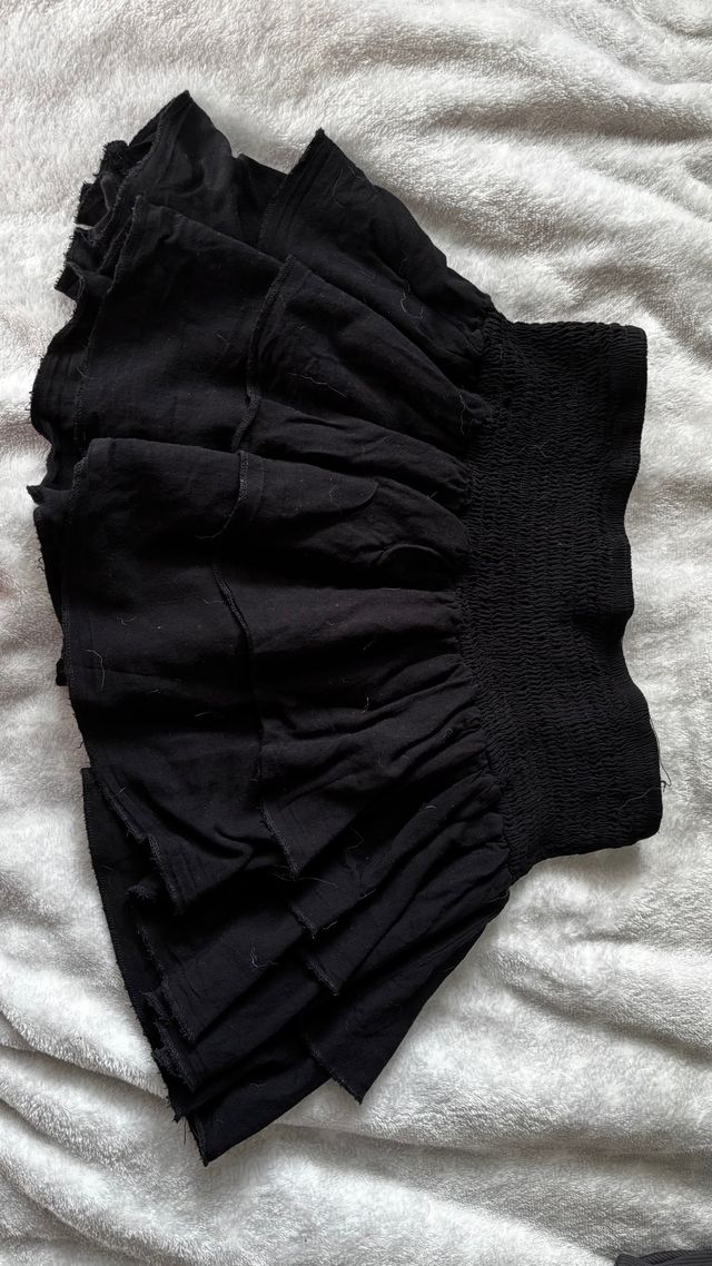 Falda negra volantes