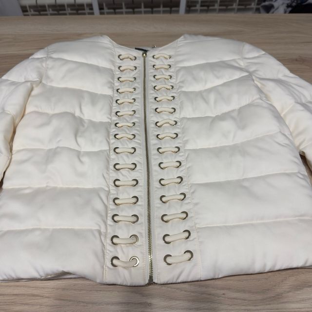 Cazadora blanca con cordones