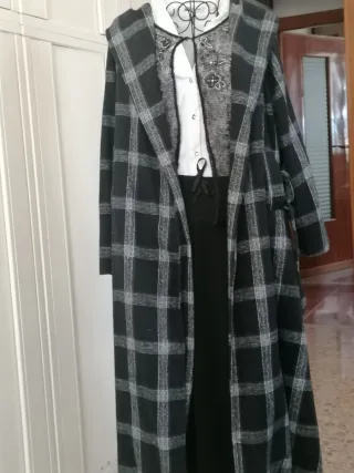 Cappotto lungo a quadri con cappuccio